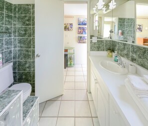 花灑/浴缸組合、風筒、提供毛巾、番梘