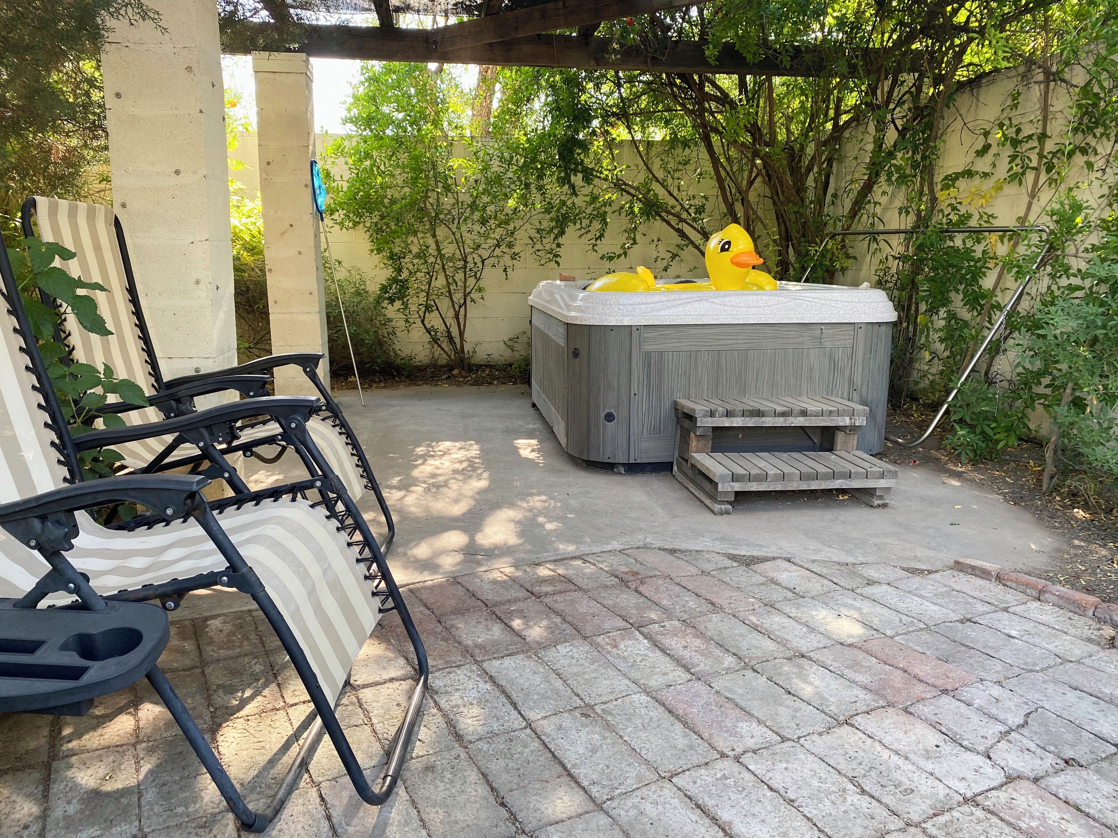 Relax@Artist's Secret Garden, KOI pond & CoolWater Jacuzzi-home gr8 4 big groups