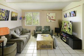 Smart-TV, Kamin, Bücher