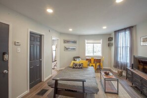 TV, offices - Cozy 1-Bed Retreat-Steps from Pittsburgh's Incline (Pittsburgh)