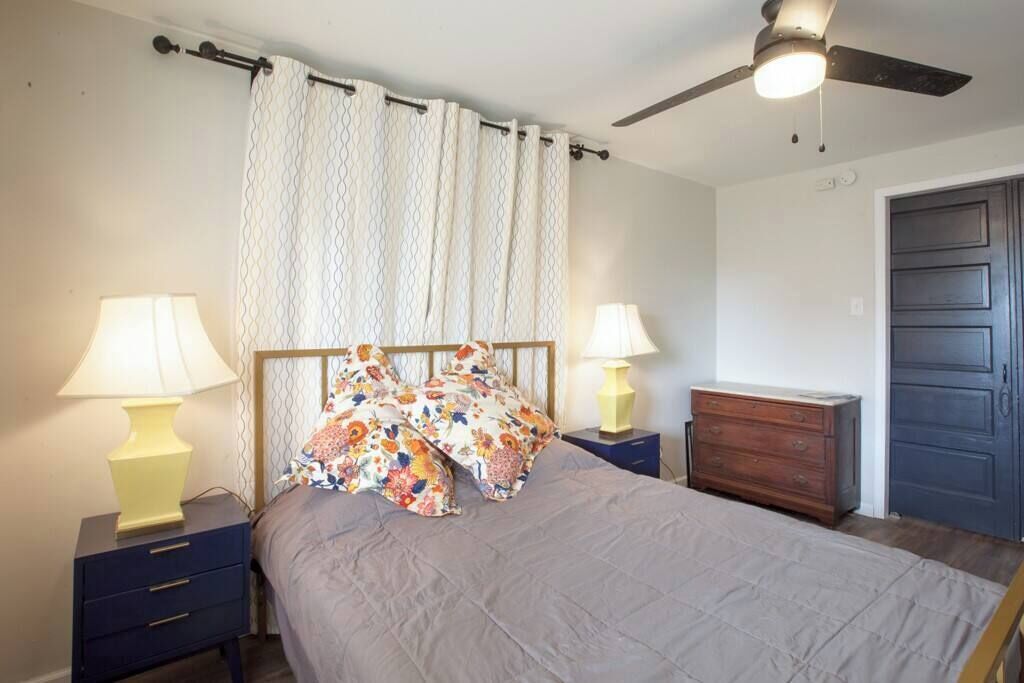 5 dormitorios, escritorio, tabla de planchar con plancha y cuna de viaje