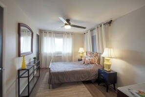 1 室のベッドルーム、デスク、アイロン / アイロン台、旅行用ベビーベッド