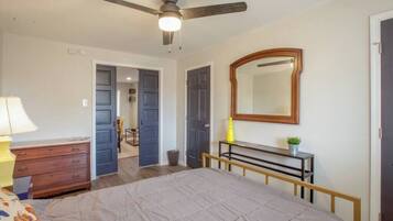 1 多间卧室、办公桌、熨斗/熨衣板、旅行婴儿床