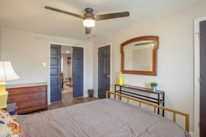 1 bedroom, desk, iron/ironing board, travel cot - Cozy 1-Bed Retreat-Steps from Pittsburgh's Incline (Pittsburgh)