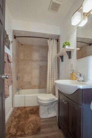 Dusj, hårføner og håndklær