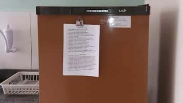 Refrigerador, microondas, horno y utensilios de cocina