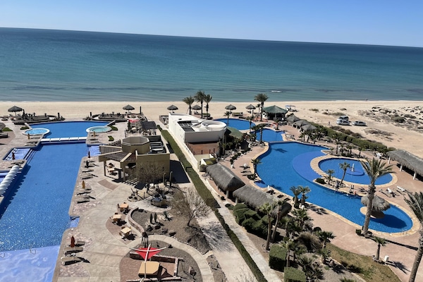 Utendørsbasseng og et oppvarmet basseng