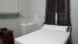 Eenvoudige kamer, 1 twee- of 2 eenpersoonsbedden, 1 tweepersoonsbed | Gratis wifi, beddengoed