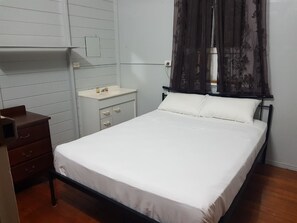 Habitación básica con 1 cama matrimonial o 2 individuales, 1 cama matrimonial | Wifi gratis y ropa de cama