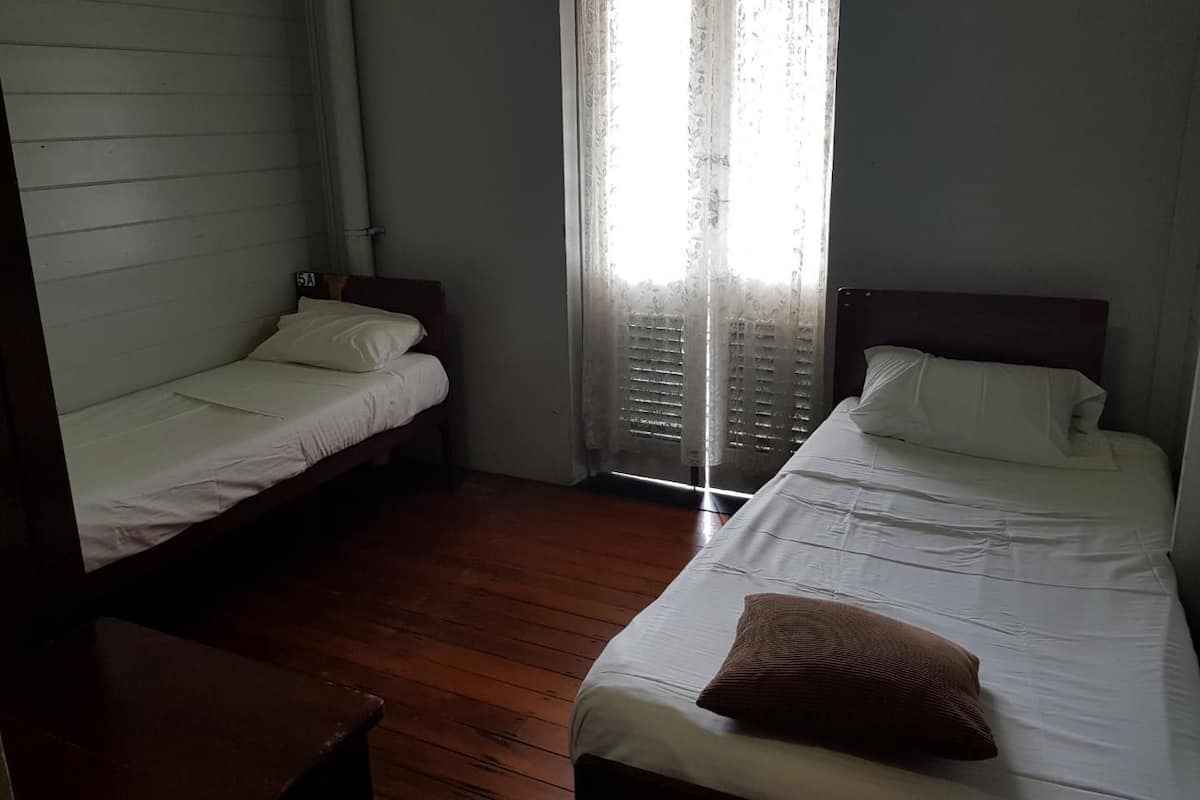Eenvoudige Twin kamer, 2 eenpersoonsbedden | Gratis wifi, beddengoed