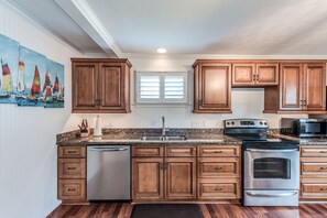 冰箱、微波炉、烤箱、炉灶