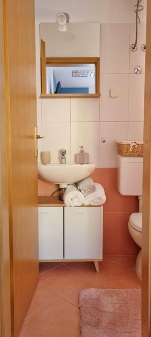 Dusche, Haartrockner, Handtücher, Toilettenpapier