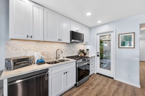 Een koelkast, een magnetron, een oven, een kookplaat