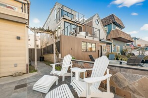 Relax and unwind with plenty of patio seating, perfect for family meals, outdoor gatherings, or enjoying sunny days near the beach. - Stingray Hideaway in Mission Beach (San Diego)