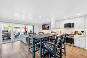 Fridge, microwave, oven, stovetop - Stingray Hideaway in Mission Beach (San Diego)