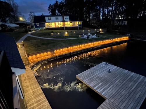 8 bedroom, 4.5 Bath Lake Front Home with Boathouse. Sleeps 18