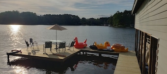 8 bedroom, 4.5 Bath Lake Front Home with Boathouse. Sleeps 18