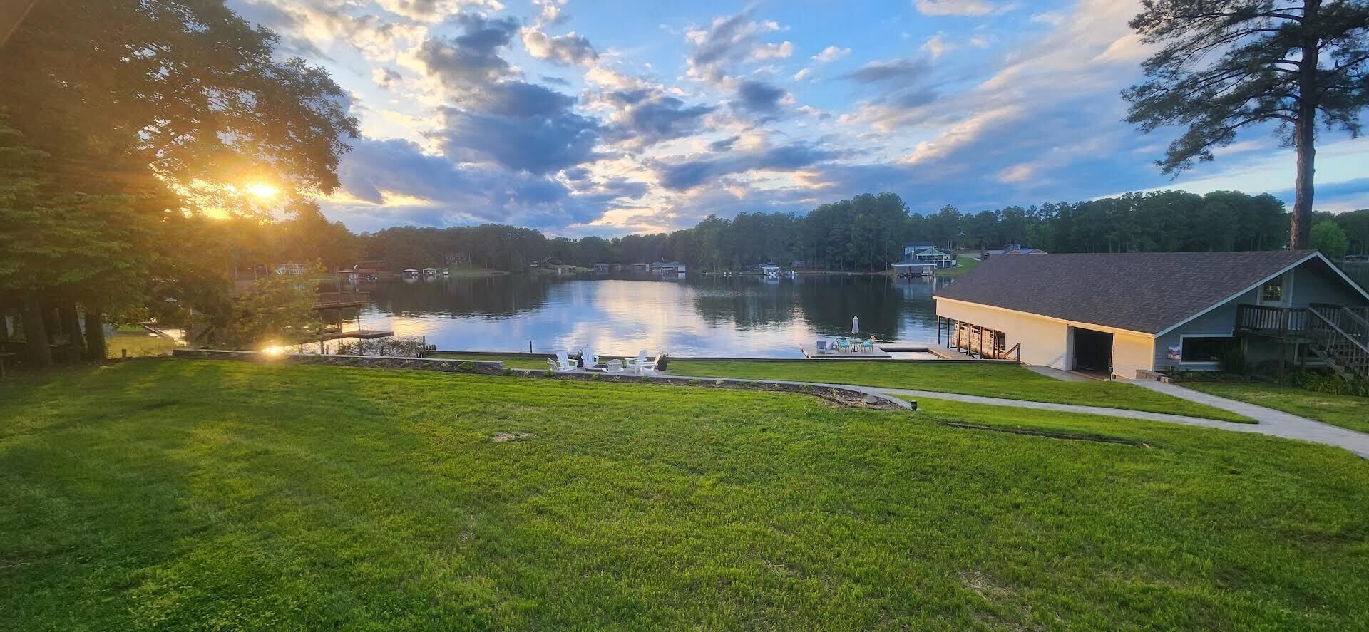 8 bedroom, 4.5 Bath Lake Front Home with Boathouse. Sleeps 18