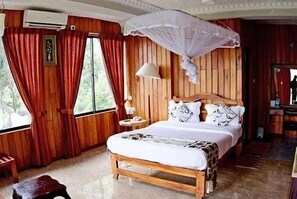 Individuelt innredet, skrivebord, lydisolert og strykejern/-brett