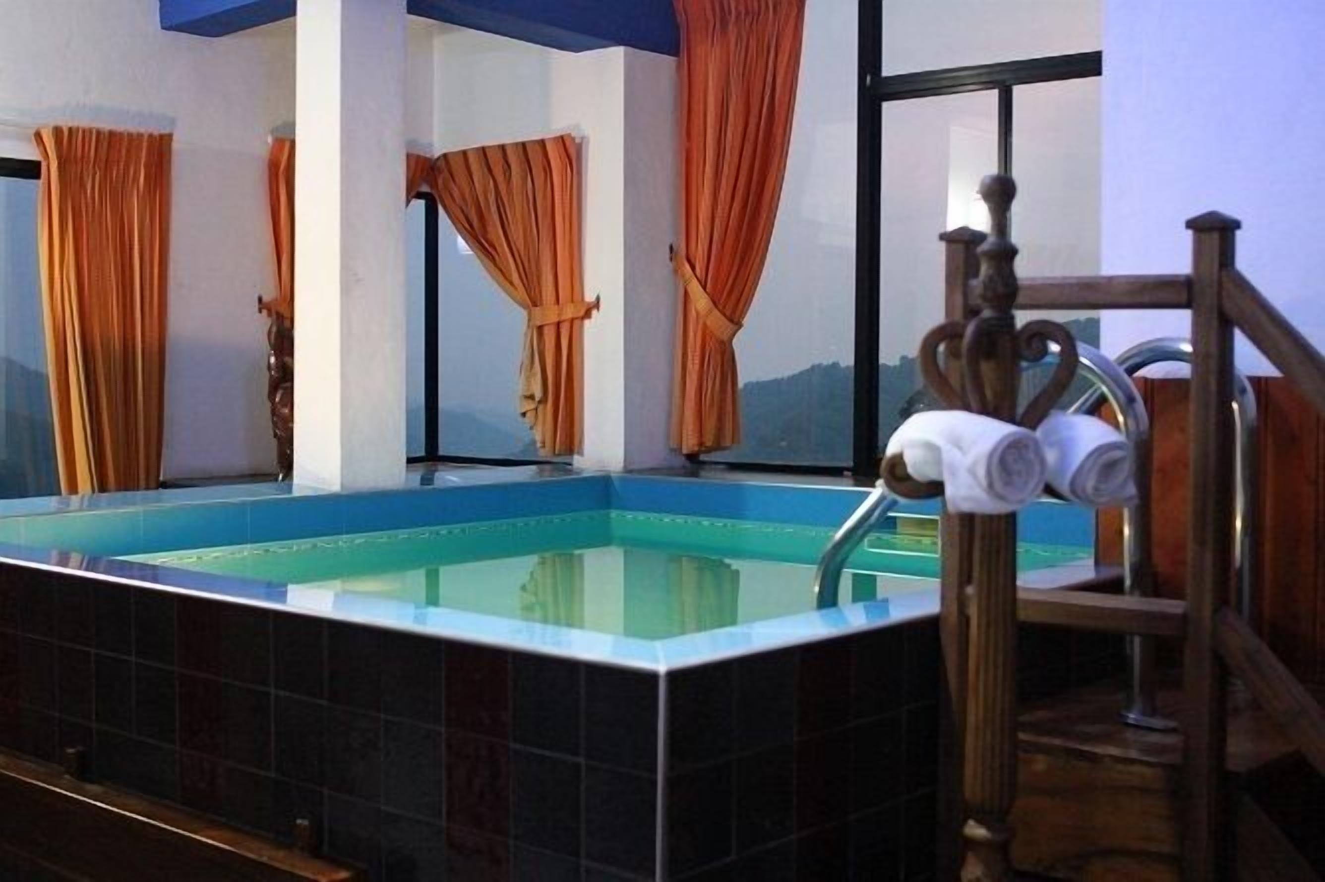 Habitación superior, 1 cama King size, vista a la montaña | Muebles diferentes, escritorio y insonorización 