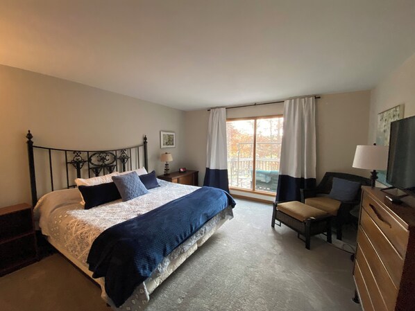 4 habitaciones, escritorio y tabla de planchar con plancha 