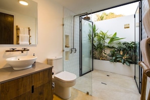 Shower, hair dryer, towels - Nalu Nosara Pool Villa Sol (Nosara)