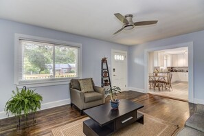 Smart TV, fireplace - 2 Bedrooms 1 Bath home located in a very nice and quiet neighborhood (Hickory)