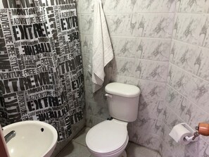 Douche, articles de toilette gratuits, serviettes fournies, savon