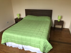 Quarto casal conforto, 1 cama de casal | Wi-Fi de cortesia, roupa de cama
