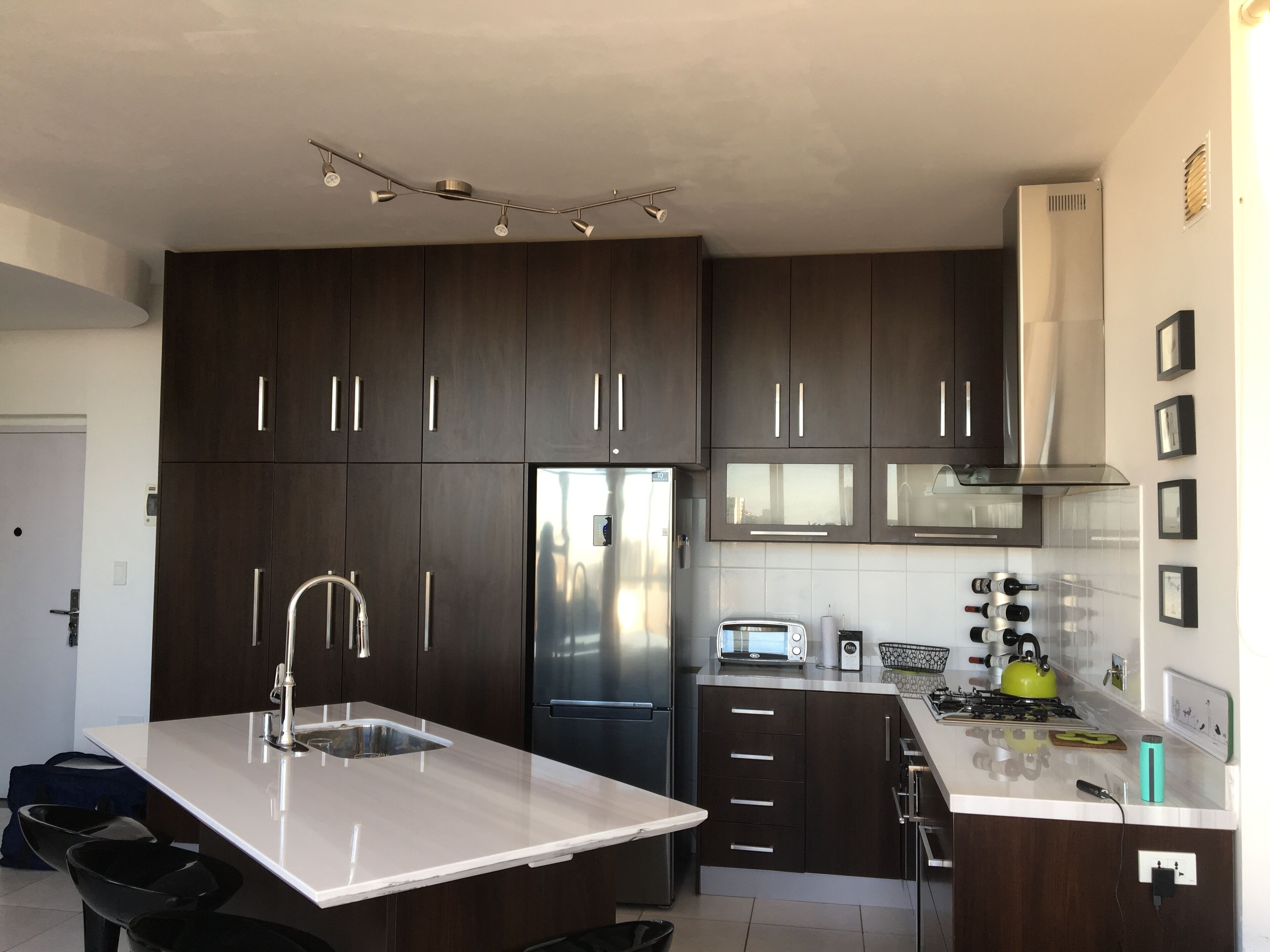 Réfrigérateur, four, plaque de cuisson, cafetière/bouilloire