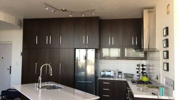 Réfrigérateur, four, plaque de cuisson, cafetiÚre/bouilloire