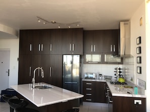 Réfrigérateur, four, plaque de cuisson, cafetière/bouilloire