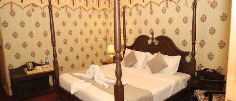 Deluxe-Zelt | Zimmersafe, individuell dekoriert, individuell eingerichtet