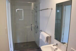 Bathroom shower - Whakatane B&B (Whakatane)