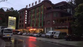 Vista frontal de la propiedad por la tarde o noche