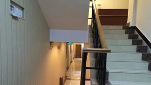 Una escalera con barandilla de metal que lleva a una plataforma.