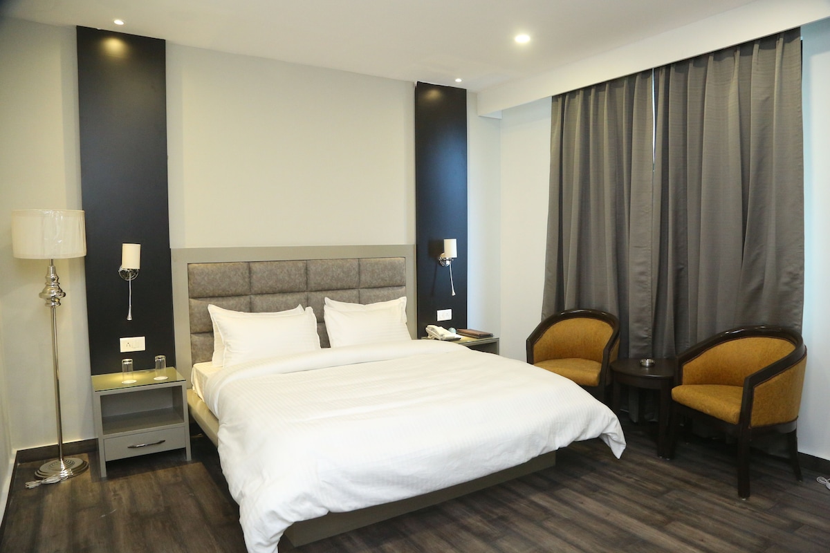Premium bedding, minibar, in-room safe, desk