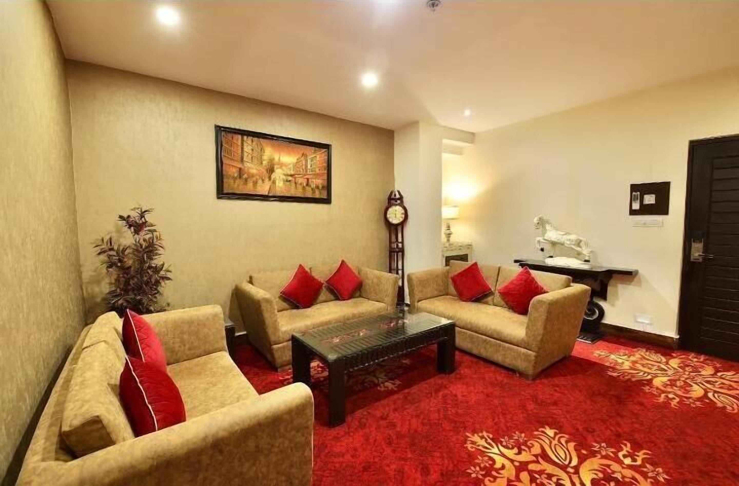 Presidential Suite, City View | Living area | 42-inch LED TV with cable channels