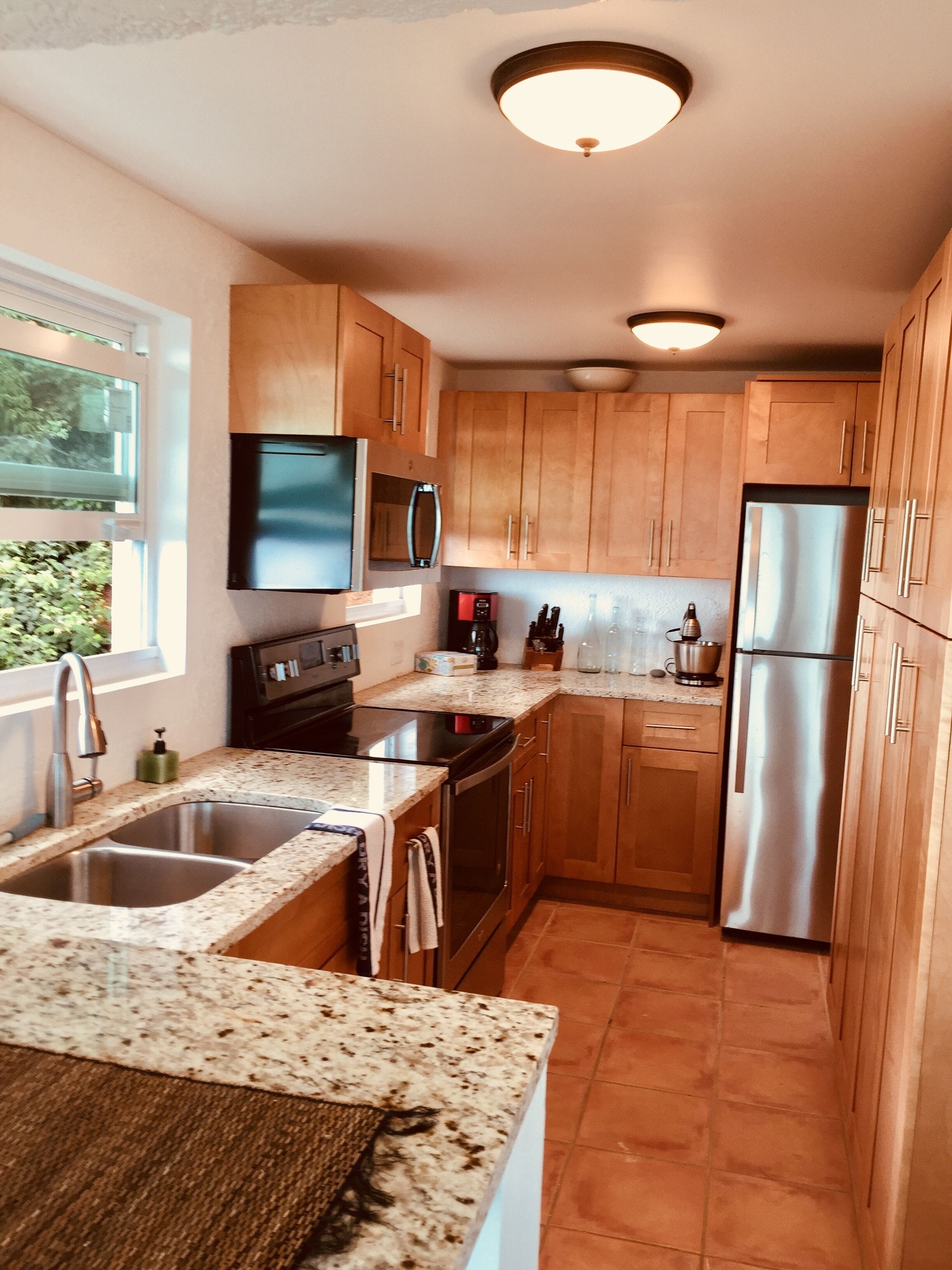 Jääkaappi, mikroaaltouuni, uuni, liesi