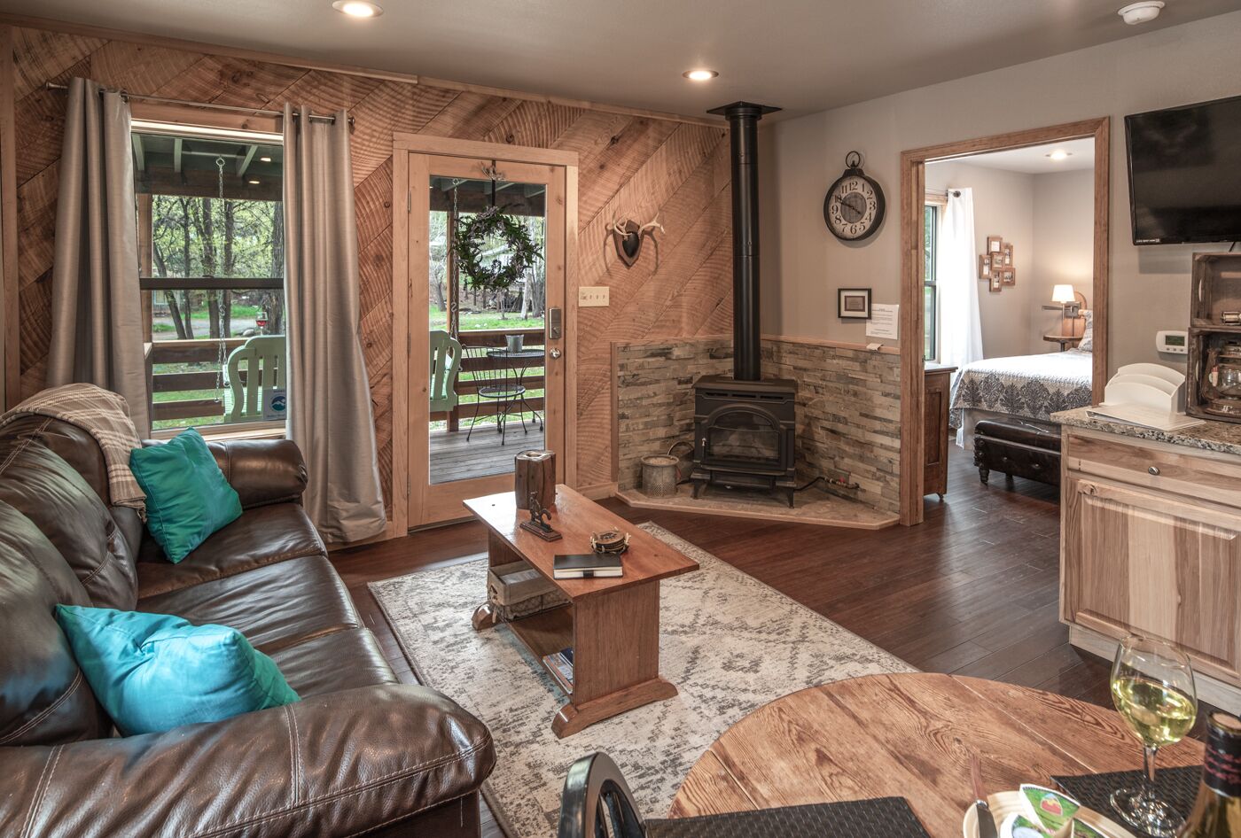Starlight Cabin | Covered Deck, Hot Tub, Views!