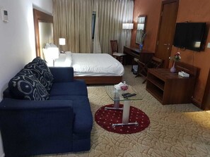 Habitación con 1 cama matrimonial o 2 individuales | Caja de seguridad en la habitación y tabla de planchar con plancha