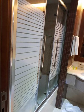 Free toiletries, hair dryer, bathrobes, slippers - Eva Hotel (Amman)