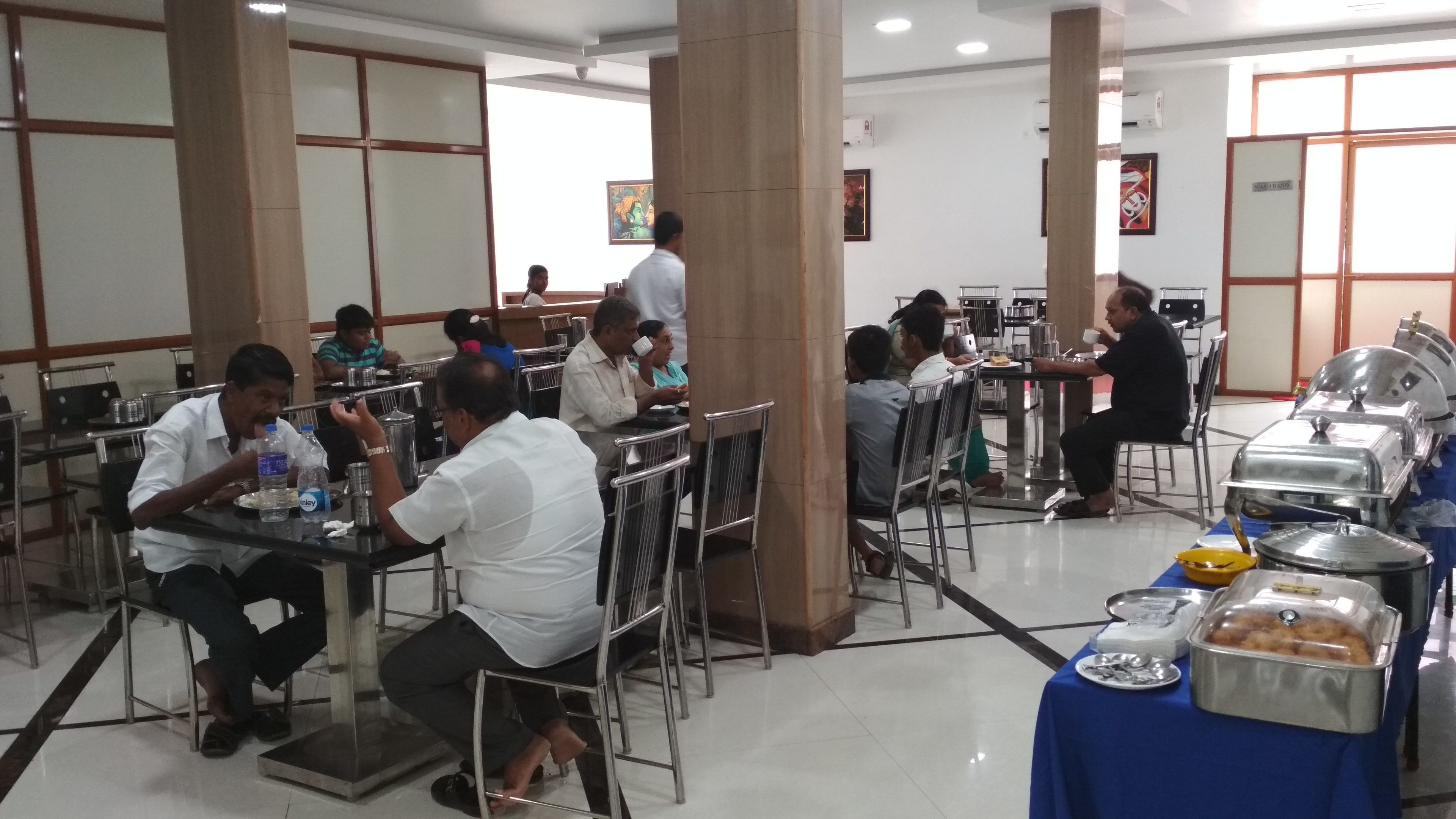 Se ofrece un desayuno bufé (200 INR por persona)