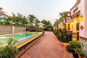 Una piscina al aire libre