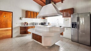 Kjøleskap, mikrobølgeovn, kaffetrakter/tekoker og hurtigmikser