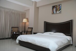 Desk, blackout drapes, soundproofing, free WiFi - Hotel Nirvana Inn (Sylhet)