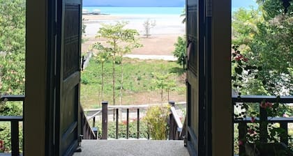 Vue sur la mer, front de mer 1 Chambre privée au dernier étage dans une grande maison