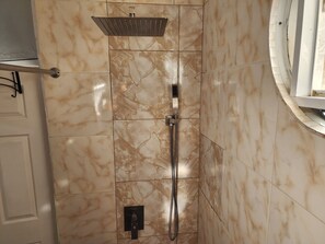 Dusche, Haartrockner, Handtücher, Seife