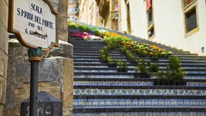 A street sign with 'Scala S. Maria del Monte' and 'XVII Sec. G. Giacalone' indicating a location.