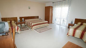 Quadrupla familiare, letti multipli, bagno privato | Una scrivania, insonorizzazione, letti aggiuntivi (a pagamento)